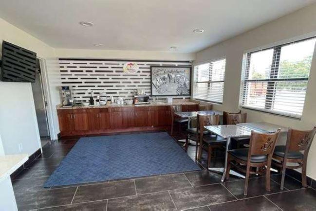 Super 8 By Wyndham Lindenhurst Exterior photo