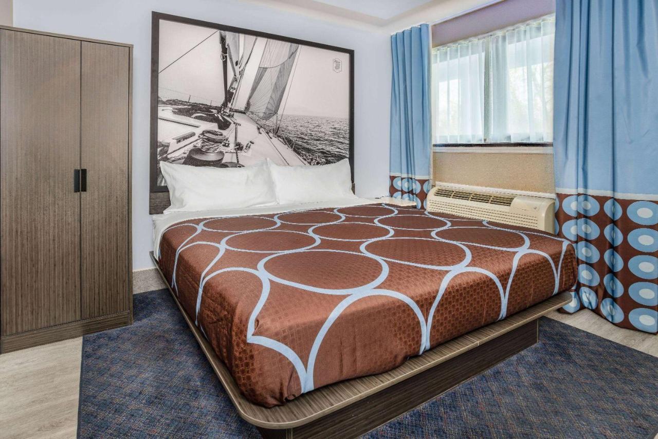 Super 8 By Wyndham Lindenhurst Exterior photo