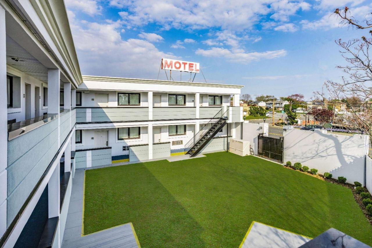 Super 8 By Wyndham Lindenhurst Exterior photo